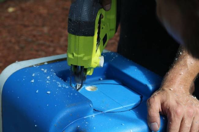 Cắt lỗ trên thùng cho ống nhựa