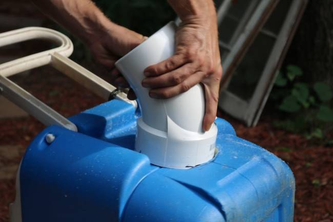 Lắp ống nhựa vào thùng