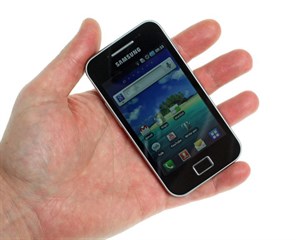 Samsung Galaxy Ace giống iPhone 4