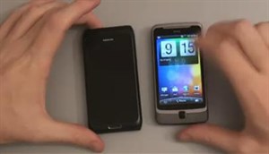 Nokia E7 sánh cùng HTC Desire Z