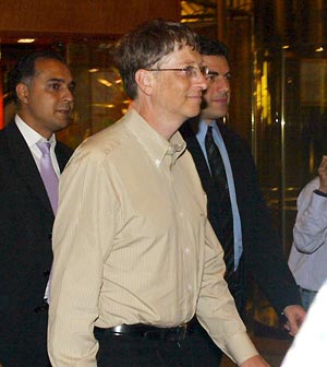 Tỷ phú Bill Gates xuất hiện tại khách sạn Hilton Hà Nội lúc 23h17'. Ảnh: Minh Hải