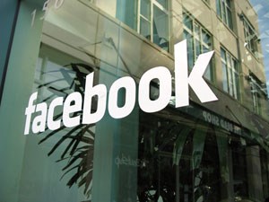 Facebook lén lút trục lợi người dùng