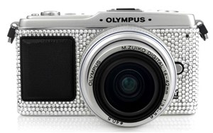 Olympus E-P1 điệu đàng với đá quý Swarovski