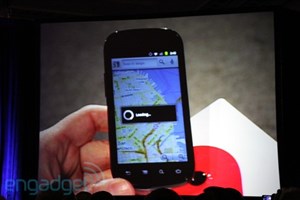CEO của Google khoe điện thoại siêu mỏng Nexus S