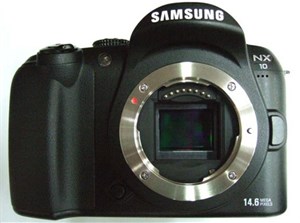 Samsung NX10 lộ diện với thân máy và ống kính 30mm 