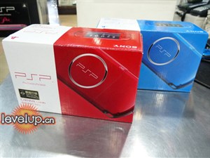 Đập hộp máy PSP-3000 màu đỏ và xanh