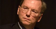 Google đẩy CEO Eric Schmidt sang một bên là vì Facebook?