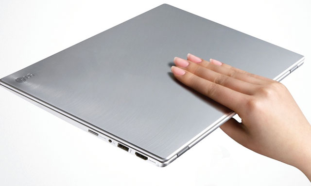 Z330 khi cầm trên tay.