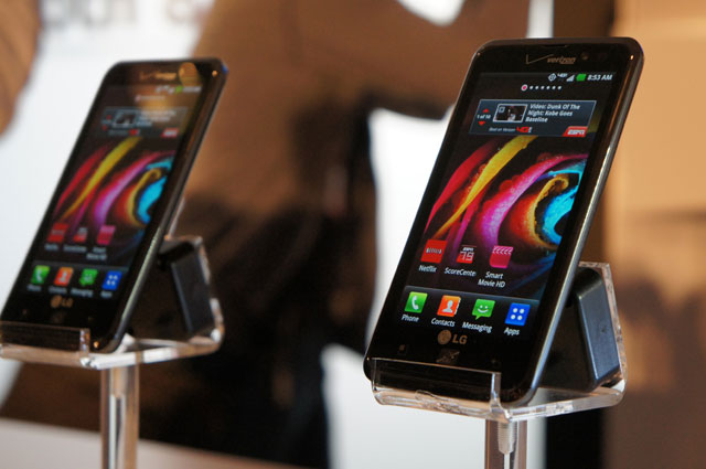 LG Spectrum có cấu hình cao, thiết kế khá đẹp và sử dụng mạng 4G LTE.