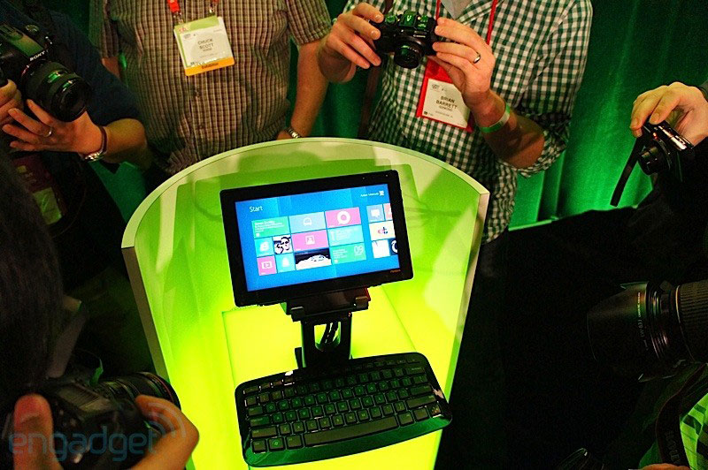 Bàn phím đi kèm máy.