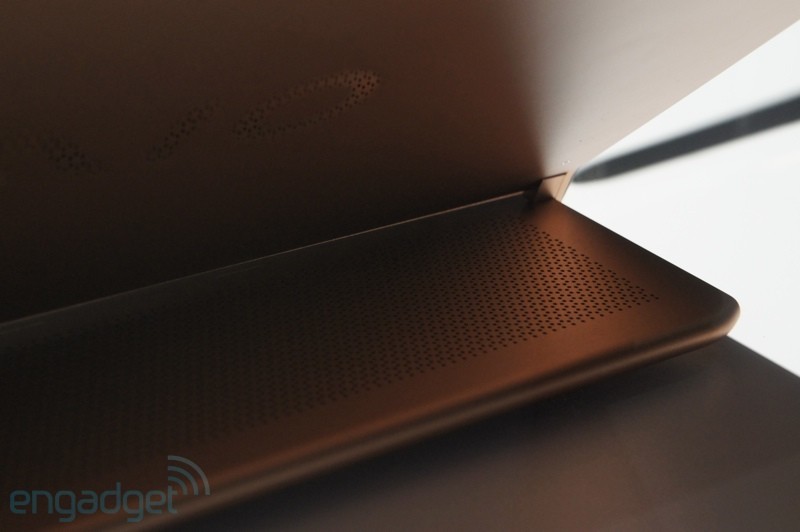 Hybrid khi trượt màn hình lên để lộ bàn phím ngay ở phía dưới.