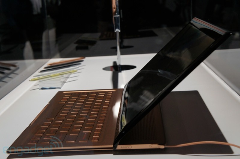 Hybrid khi trượt màn hình lên để lộ bàn phím ngay ở phía dưới.