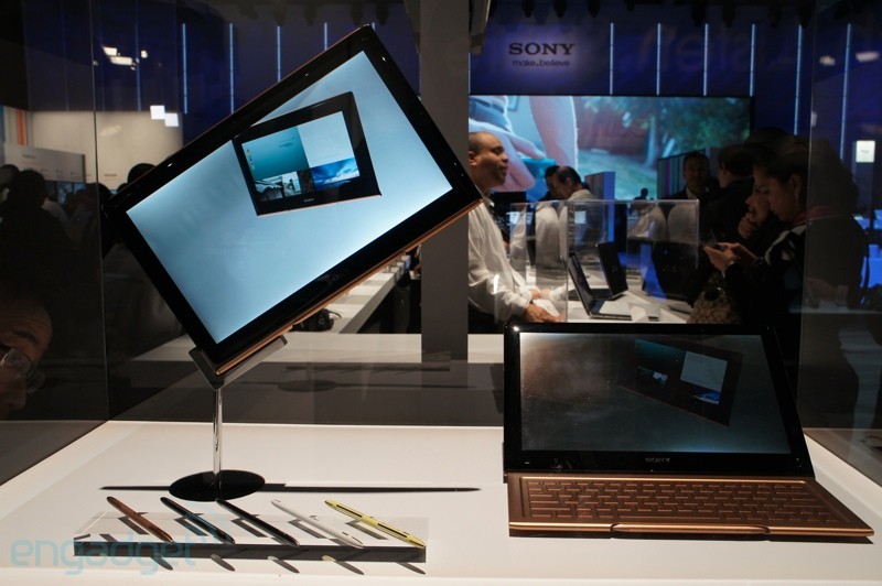 Hybrid khi trượt màn hình lên để lộ bàn phím ngay ở phía dưới.