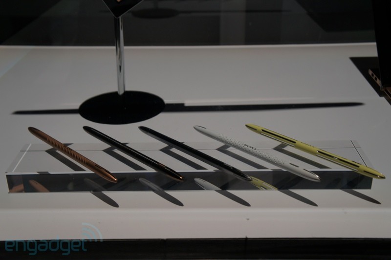 Hybrid khi trượt màn hình lên để lộ bàn phím ngay ở phía dưới.