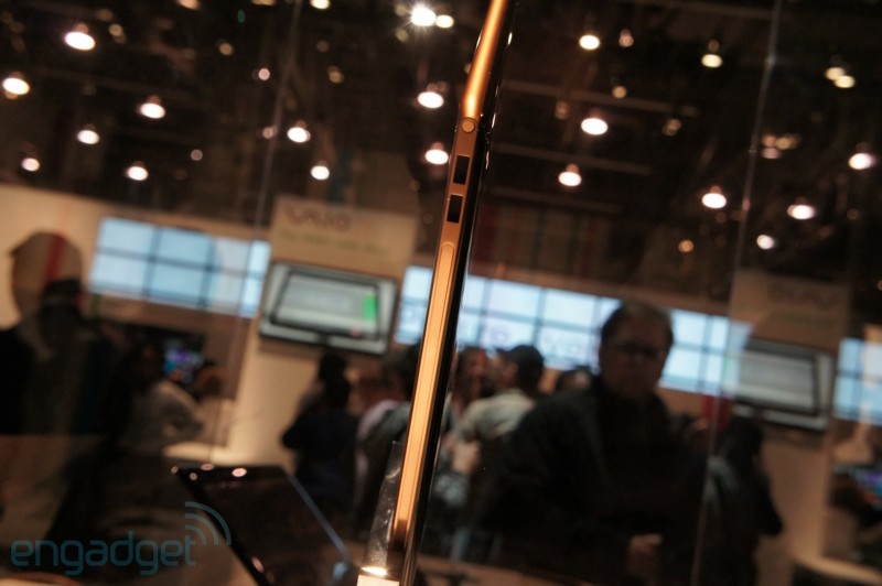 Hybrid khi trượt màn hình lên để lộ bàn phím ngay ở phía dưới.