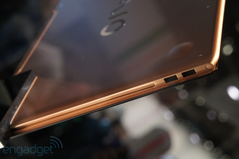 Hybrid khi trượt màn hình lên để lộ bàn phím ngay ở phía dưới.