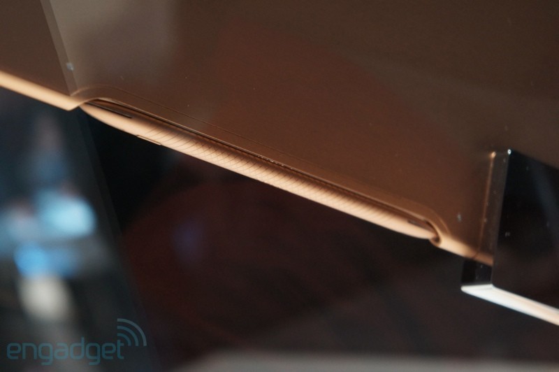 Hybrid khi trượt màn hình lên để lộ bàn phím ngay ở phía dưới.