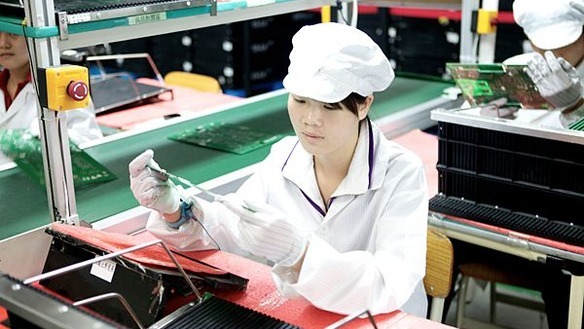 Mắt thấy tai nghe ở nhà máy sản xuất iPhone