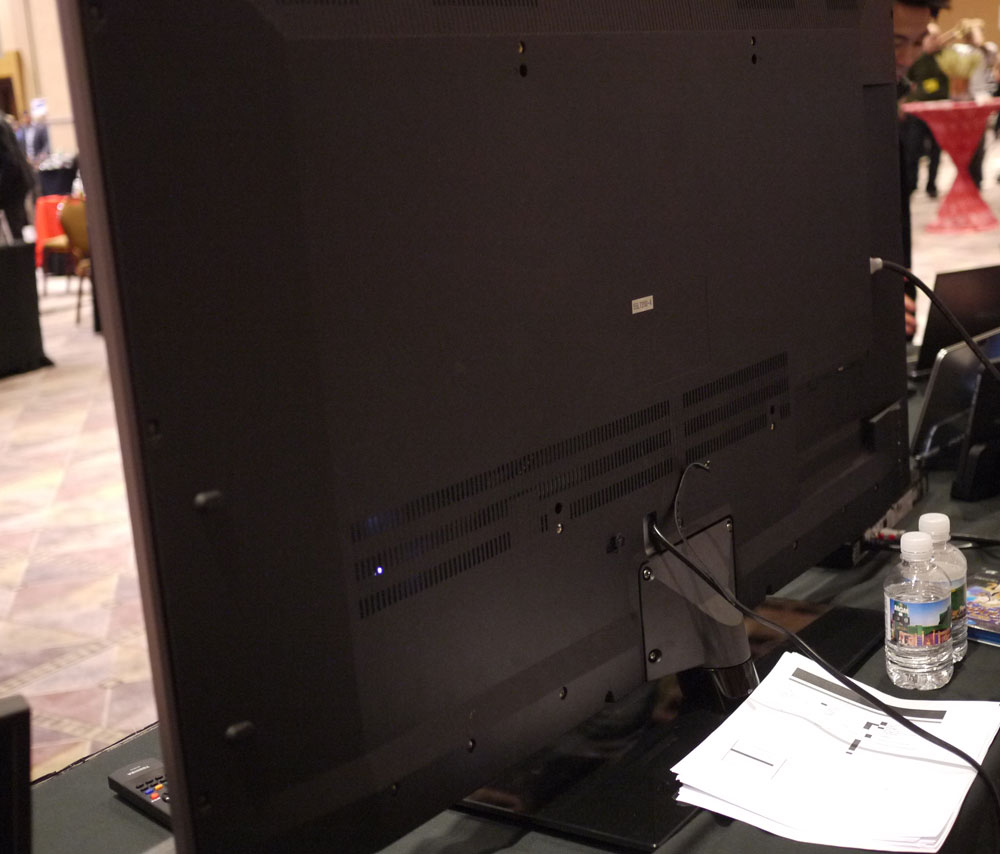 Ảnh thực tế HDTV 3D thụ động Toshiba L7200