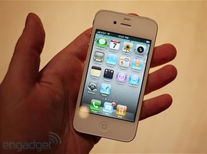 iPhone 4S giúp Apple thu ngắn khoảng cách với Android 