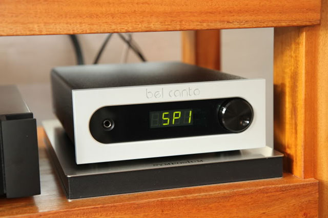 C7R có khả năng kết nối với nhiều nguồn tín hiệu.