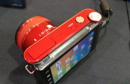 Máy ảnh thay ống kính chạy Android đầu tiên trên thế giới