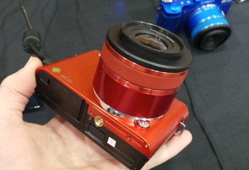 Máy ảnh thay ống kính chạy Android đầu tiên trên thế giới