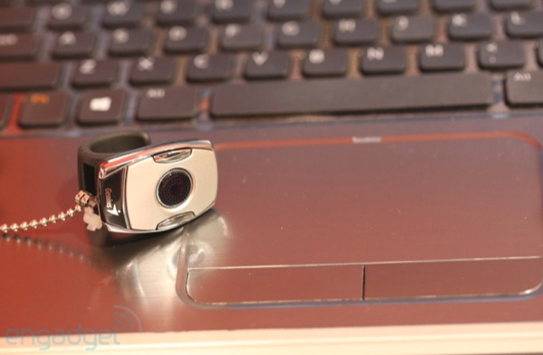 Genius giới thiệu phụ kiện trình chiếu nhỏ bằng chiếc nhẫn