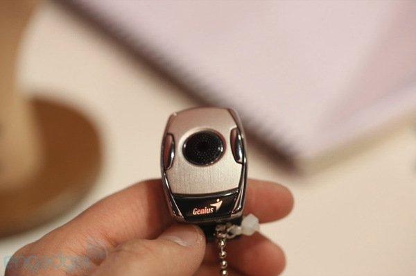 Genius giới thiệu phụ kiện trình chiếu nhỏ bằng chiếc nhẫn