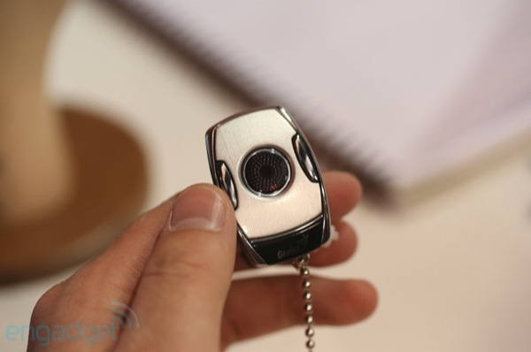 Genius giới thiệu phụ kiện trình chiếu nhỏ bằng chiếc nhẫn