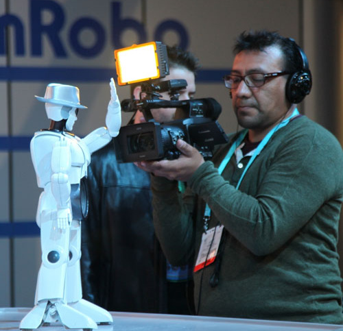 Robot Việt lên truyền hình Mỹ Robot Việt lên truyền hình Mỹ