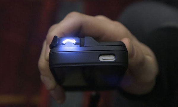 Ốp lưng Yellow Jacket biến iPhone thành dùi cui điện để tự vệ