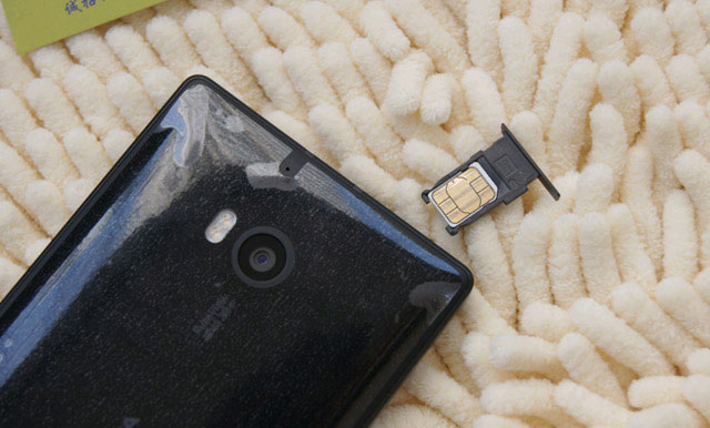 Máy sử dụng nắp lưng nhựa chứ không phải nhôm như nhiều kỳ vọng Lumia 929 bất ngờ được bán ở Trung Quốc