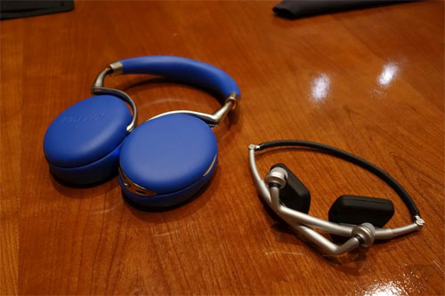 Tai nghe Parrot Zik và Zik Sports Parrot Zik 2.0 (trái) và Zik Sports (phải)