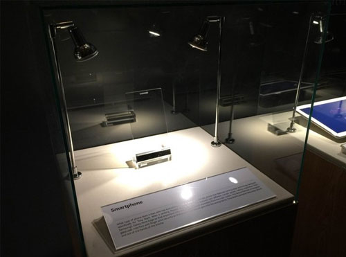 Cận cảnh smartphone của “người sắt”.