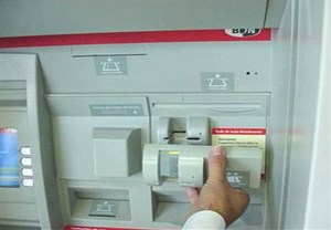 Những độc chiêu ăn trộm tiền từ máy ATM