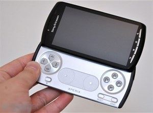 Trên tay điện thoại chơi game Xperia Play của Sony Ericsson 