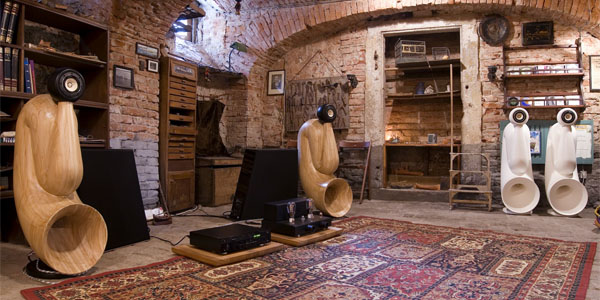 Sản phẩm có nhiều phiên bản chất liệu và màu sắc khác nhau