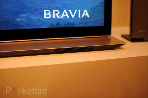 Bệ đỡ kim loại tích hợp loa thanh trong năm 2012 được Sony làm mỏng hơn.