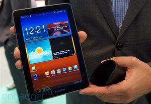 Samsung Galaxy Tab 7.7 được bán giá 500 USD