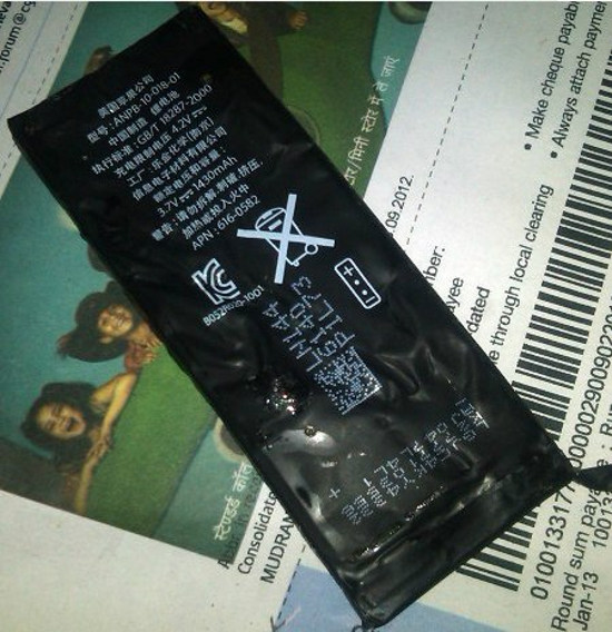 Pin iPhone 4S bị chảy, rò axit