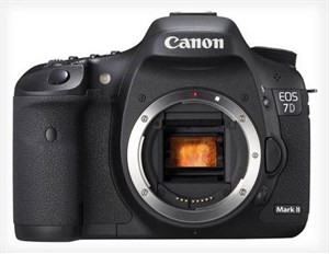 Canon 7D Mark II có giá 2.200 USD