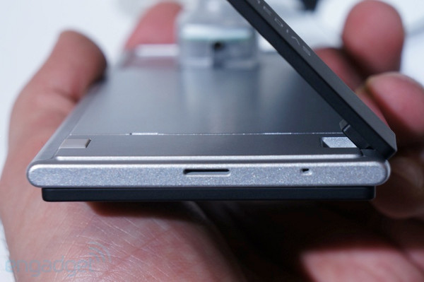 Trên tay smartphone "biến hình" Medias W của NEC