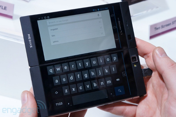 Trên tay smartphone "biến hình" Medias W của NEC