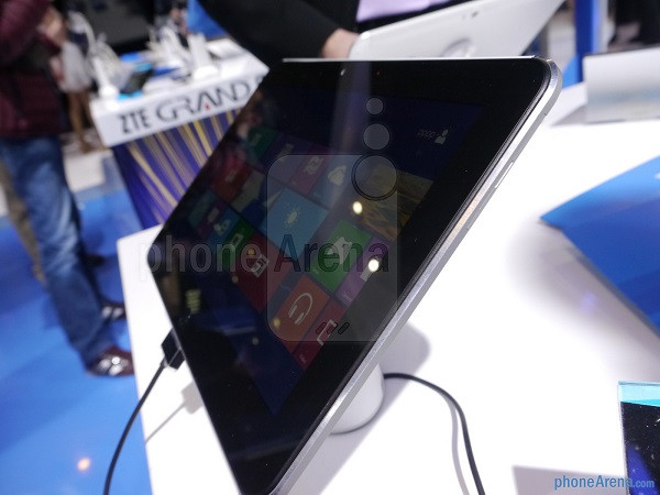 Cận cảnh máy tính bảng Windows 8 ZTE V98 Cận cảnh máy tính bảng Windows 8 ZTE V98