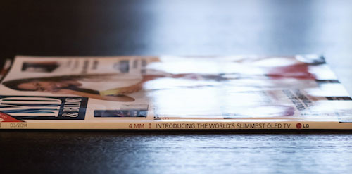 LG quảng cáo TV OLED siêu mỏng trên gáy tạp chí