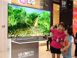 LG quảng cáo TV OLED siêu mỏng trên gáy tạp chí