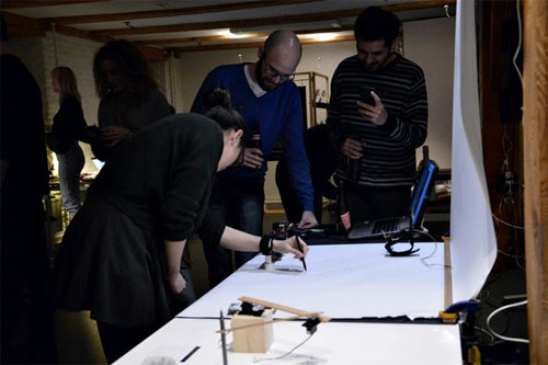 Thiết bị đeo tay giúp con người học vẽ