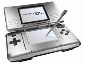 Nintendo bán được 100 triệu bộ chơi game DS