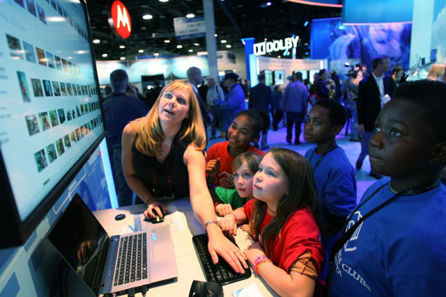 Laptop đầu tiên trên thế giới sử dụng mắt để điều khiển